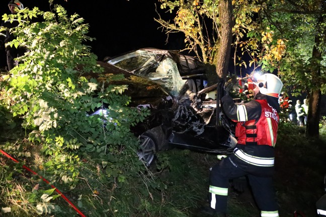 Auto bei schwerem Verkehrsunfall in Stroheim gegen Obstbaum gekracht