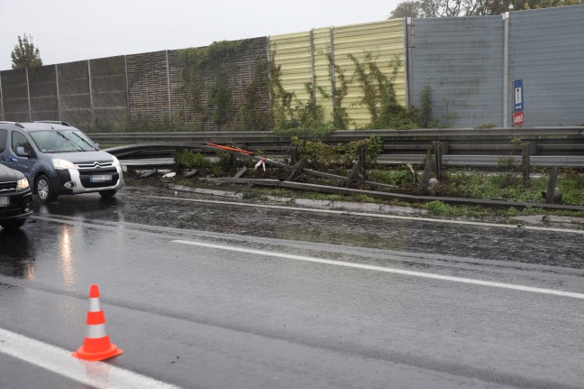 Auto auf Innkreisautobahn bei Wels gegen Leitschiene gekracht
