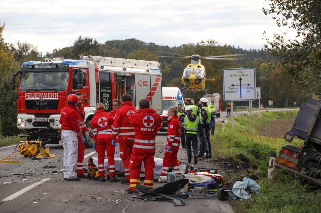 Schwerst eingeklemmt: Kollision zwischen PKW und LKW in St. Florian fordert eine Schwerverletzte