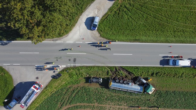 Schwerer Crash zwischen LKW und PKW auf Wiener Straße bei Gunskirchen fordert zwei Schwerverletzte