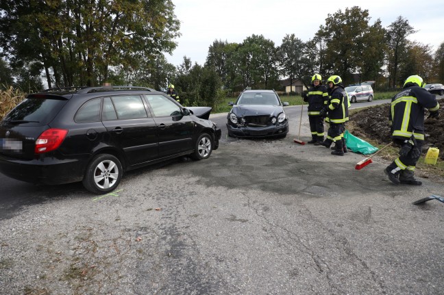 Kreuzungskollision zwischen zwei PKW in Gunskirchen fordert eine Verletzte
