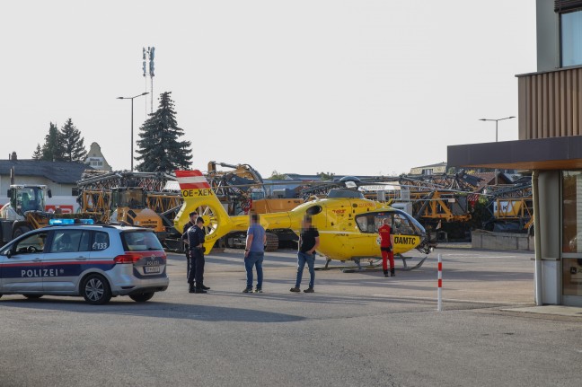 Notarzthubschrauber bei Verkehrsunfall mit Seniorenmobil in Wels-Pernau im Einsatz