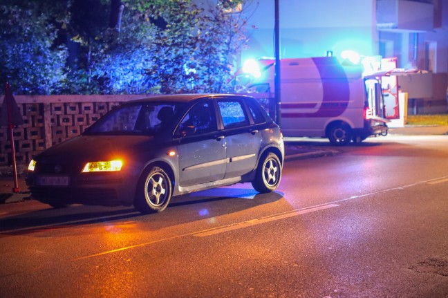 Fugnger im Bereich eines Schutzweges in Wels-Vogelweide von Auto erfasst