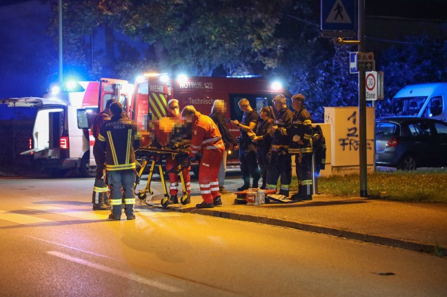 Fugnger im Bereich eines Schutzweges in Wels-Vogelweide von Auto erfasst