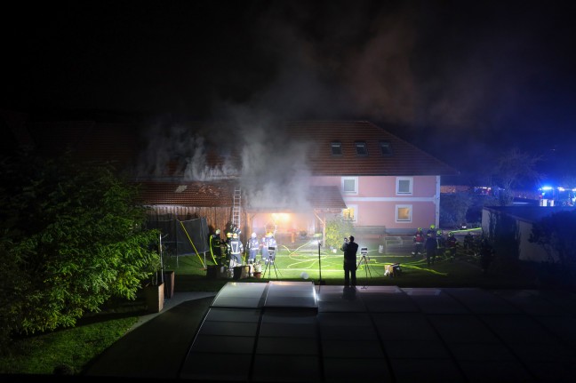 Großeinsatz bei Brand auf Vierkanthof in Wilhering