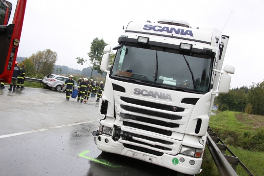 Verkehrsunfall zwischen LKW und PKW auf der Innviertler Straße in Wallern an der Trattnach