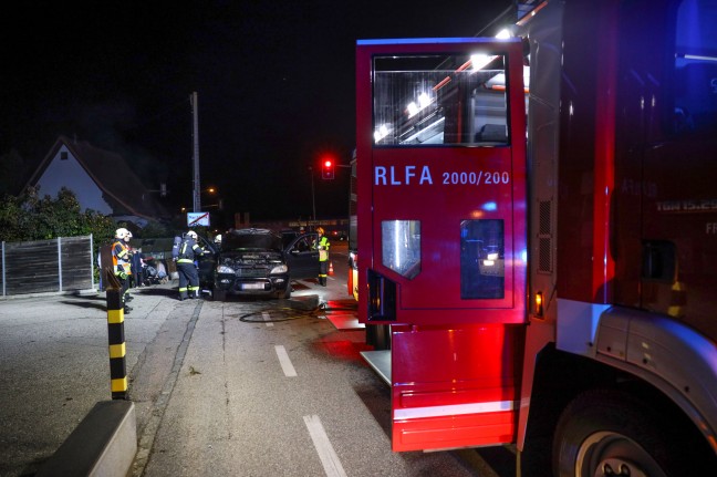 Feuerwehr bei PKW-Brand in Marchtrenk im Einsatz