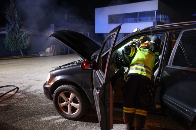 Feuerwehr bei PKW-Brand in Marchtrenk im Einsatz