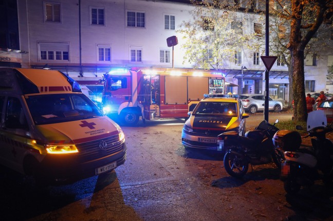 Brandeinsatz: Verrauchtes Stiegenhaus in einem Wohn- und Geschftsgebude in Wels-Neustadt