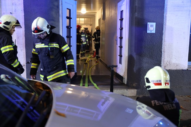 Brandeinsatz: Verrauchtes Stiegenhaus in einem Wohn- und Geschftsgebude in Wels-Neustadt