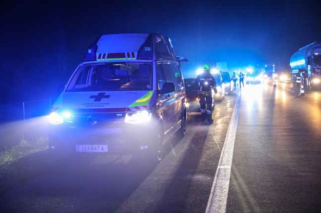 Zwei Insassen auf Welser Autobahn bei Weißkirchen an der Traun aus Unfallwrack gerettet