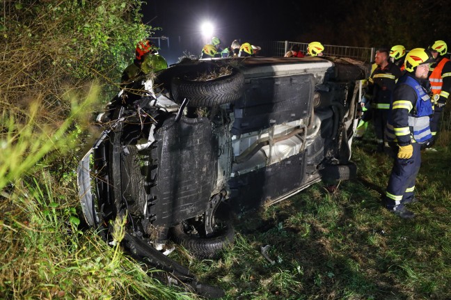 Zwei Insassen auf Welser Autobahn bei Weißkirchen an der Traun aus Unfallwrack gerettet