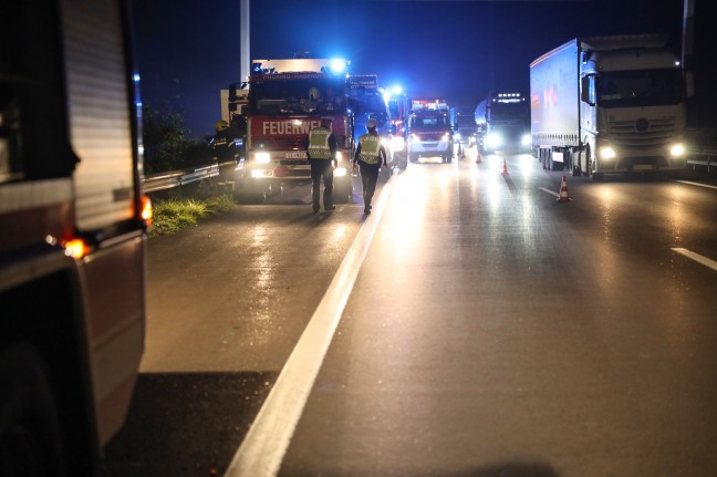 Zwei Insassen auf Welser Autobahn bei Weißkirchen an der Traun aus Unfallwrack gerettet