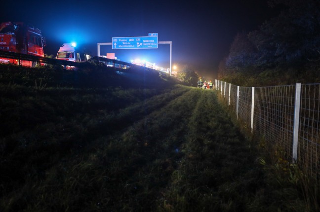 Zwei Insassen auf Welser Autobahn bei Weikirchen an der Traun aus Unfallwrack gerettet