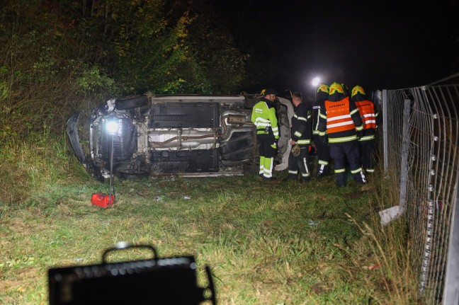 Zwei Insassen auf Welser Autobahn bei Weißkirchen an der Traun aus Unfallwrack gerettet