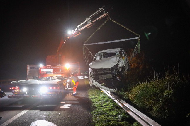 Zwei Insassen auf Welser Autobahn bei Weikirchen an der Traun aus Unfallwrack gerettet