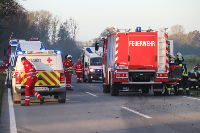 Zwei teils Schwerverletzte bei heftigem Crash auf Rieder Straße in St. Marienkirchen am Hausruck