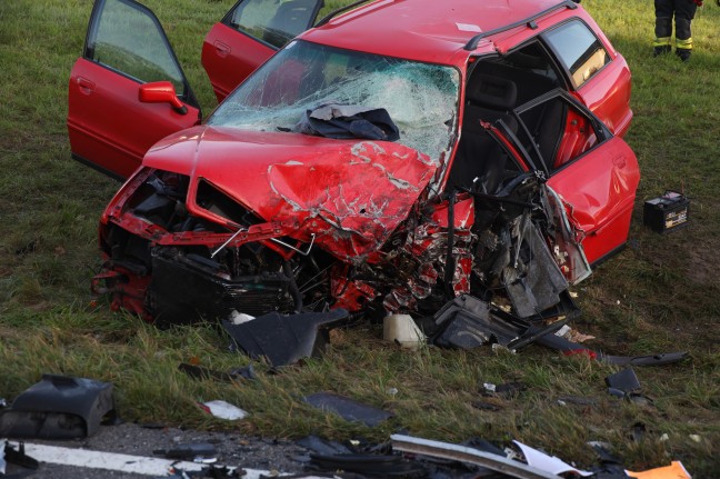 Zwei teils Schwerverletzte bei heftigem Crash auf Rieder Strae in St. Marienkirchen am Hausruck