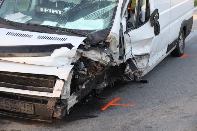 Zwei teils Schwerverletzte bei heftigem Crash auf Rieder Strae in St. Marienkirchen am Hausruck