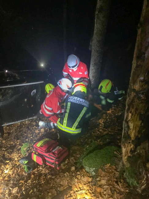 Auto bei Unfall in Hinterstoder etwa 80 Meter in steilstem Gelände nahezu im freien Fall abgestürzt