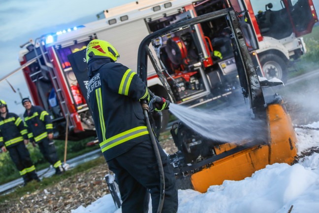 Brand eines Staplers in Steinhaus sorgt fr Einsatz der Feuerwehr