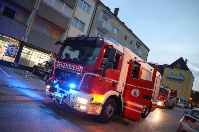 Einsatzkrfte der Feuerwehr nach vermeintlicher Explosion in Wels-Vogelweide im Einsatz