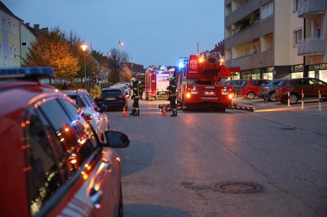 Einsatzkrfte der Feuerwehr nach vermeintlicher Explosion in Wels-Vogelweide im Einsatz