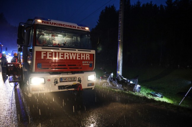 Tdlicher Verkehrsunfall: Autolenker (39) starb nach Kollision mit Strommast in Neukirchen am Walde