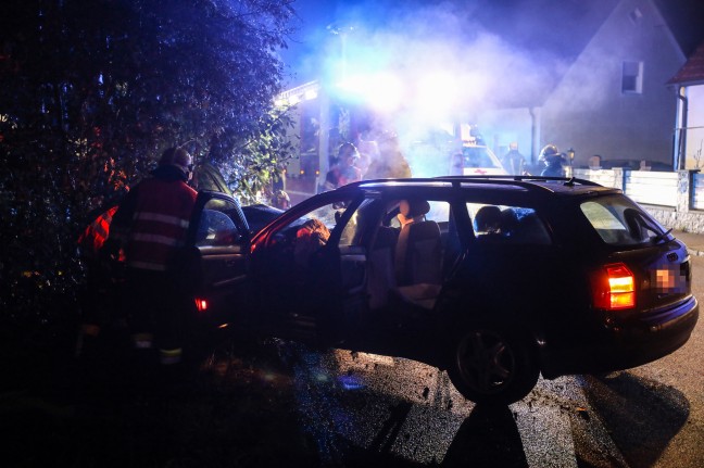 Auto bei schwerem Verkehrsunfall in Wels-Puchberg gegen Zaun und Hecke gekracht