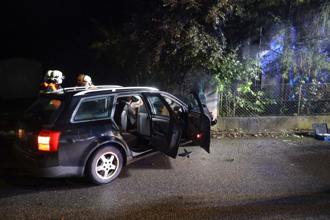 Auto bei schwerem Verkehrsunfall in Wels-Puchberg gegen Zaun und Hecke gekracht