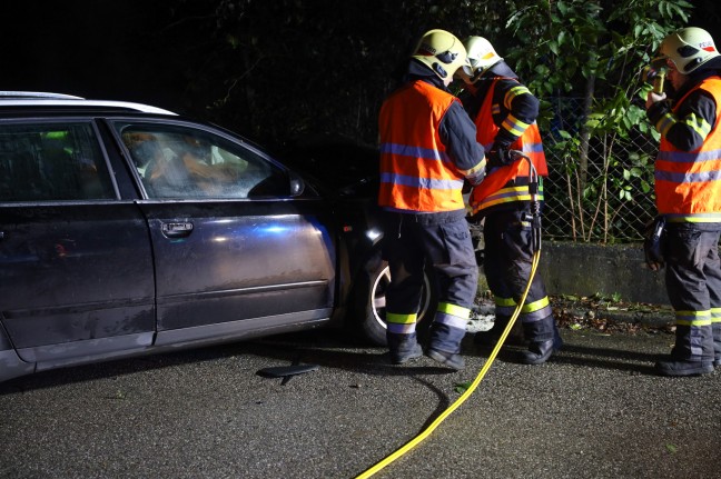 Auto bei schwerem Verkehrsunfall in Wels-Puchberg gegen Zaun und Hecke gekracht