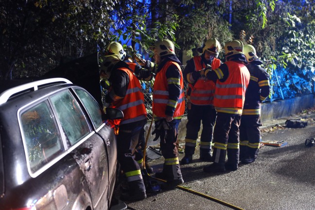 Auto bei schwerem Verkehrsunfall in Wels-Puchberg gegen Zaun und Hecke gekracht