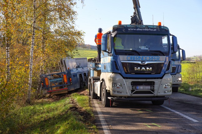 Schwierige Bergung: LKW mit Betonfertigteilen bei Offenhausen von Straße abgekommen