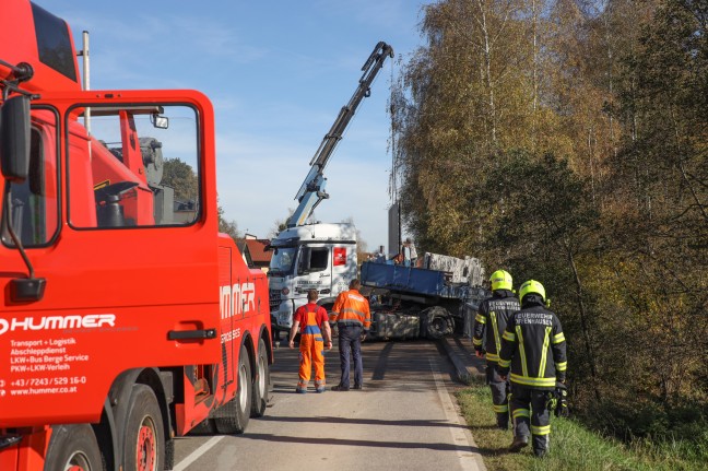 Schwierige Bergung: LKW mit Betonfertigteilen bei Offenhausen von Straße abgekommen