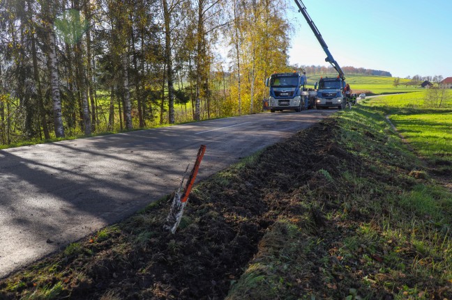 Schwierige Bergung: LKW mit Betonfertigteilen bei Offenhausen von Straße abgekommen