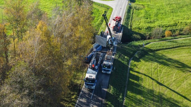 Schwierige Bergung: LKW mit Betonfertigteilen bei Offenhausen von Straße abgekommen