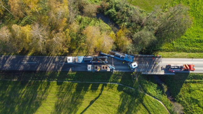 Schwierige Bergung: LKW mit Betonfertigteilen bei Offenhausen von Straße abgekommen