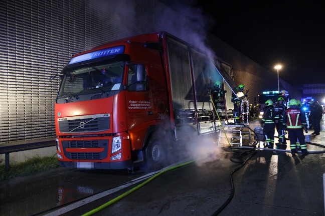 Tierdrama: Brand eines Transporters mit lebenden Suppenhühnern auf Westautobahn bei Ansfelden