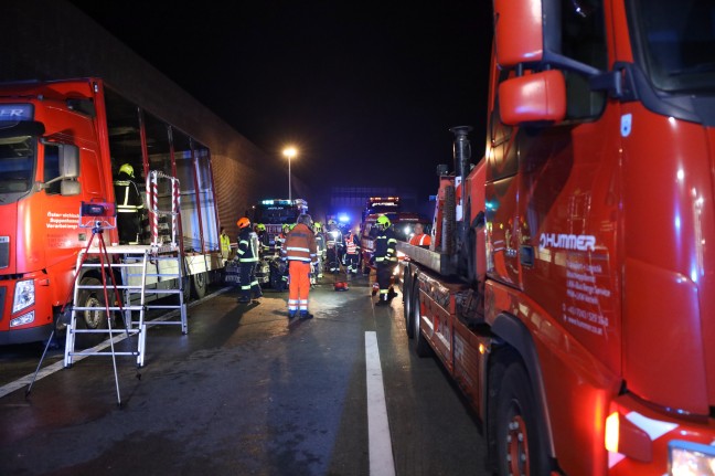 Tierdrama: Brand eines Transporters mit lebenden Suppenhühnern auf Westautobahn bei Ansfelden