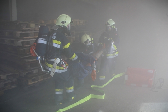 Herbstübung der Feuerwehr Weißkirchen an der Traun in örtlichem Gewerbebetrieb