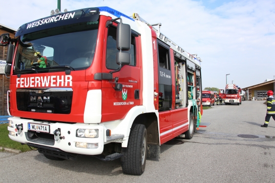 Herbstübung der Feuerwehr Weißkirchen an der Traun in örtlichem Gewerbebetrieb