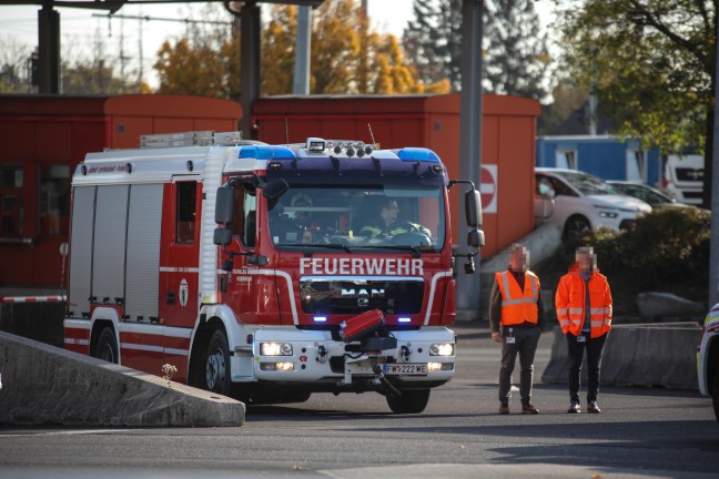 Auto auf Betriebsgelnde in Wels-Puchberg gegen LKW gekracht