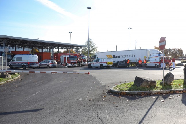 Auto auf Betriebsgelnde in Wels-Puchberg gegen LKW gekracht