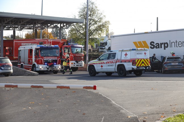 Auto auf Betriebsgelnde in Wels-Puchberg gegen LKW gekracht