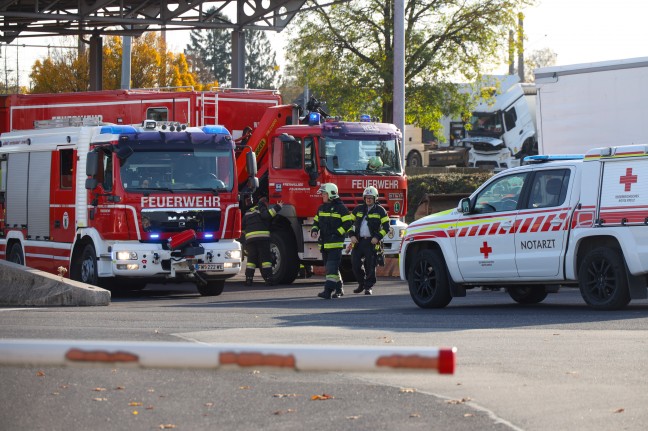 Auto auf Betriebsgelnde in Wels-Puchberg gegen LKW gekracht