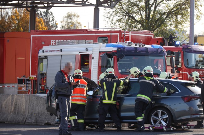 Auto auf Betriebsgelnde in Wels-Puchberg gegen LKW gekracht