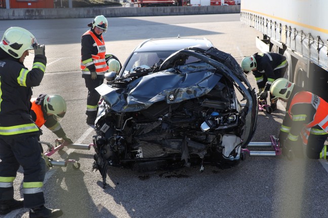 Auto auf Betriebsgelnde in Wels-Puchberg gegen LKW gekracht