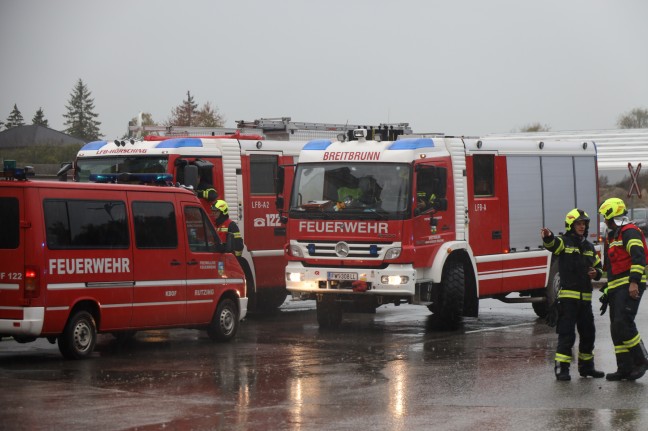 Vier Feuerwehren bei Brand bei einem Unternehmen in Hrsching im Einsatz