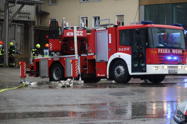 Vier Feuerwehren bei Brand bei einem Unternehmen in Hörsching im Einsatz