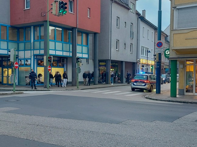 Wochenendeinkauf in Wels-Innenstadt endet mit Polizei- und Rettungseinsatz